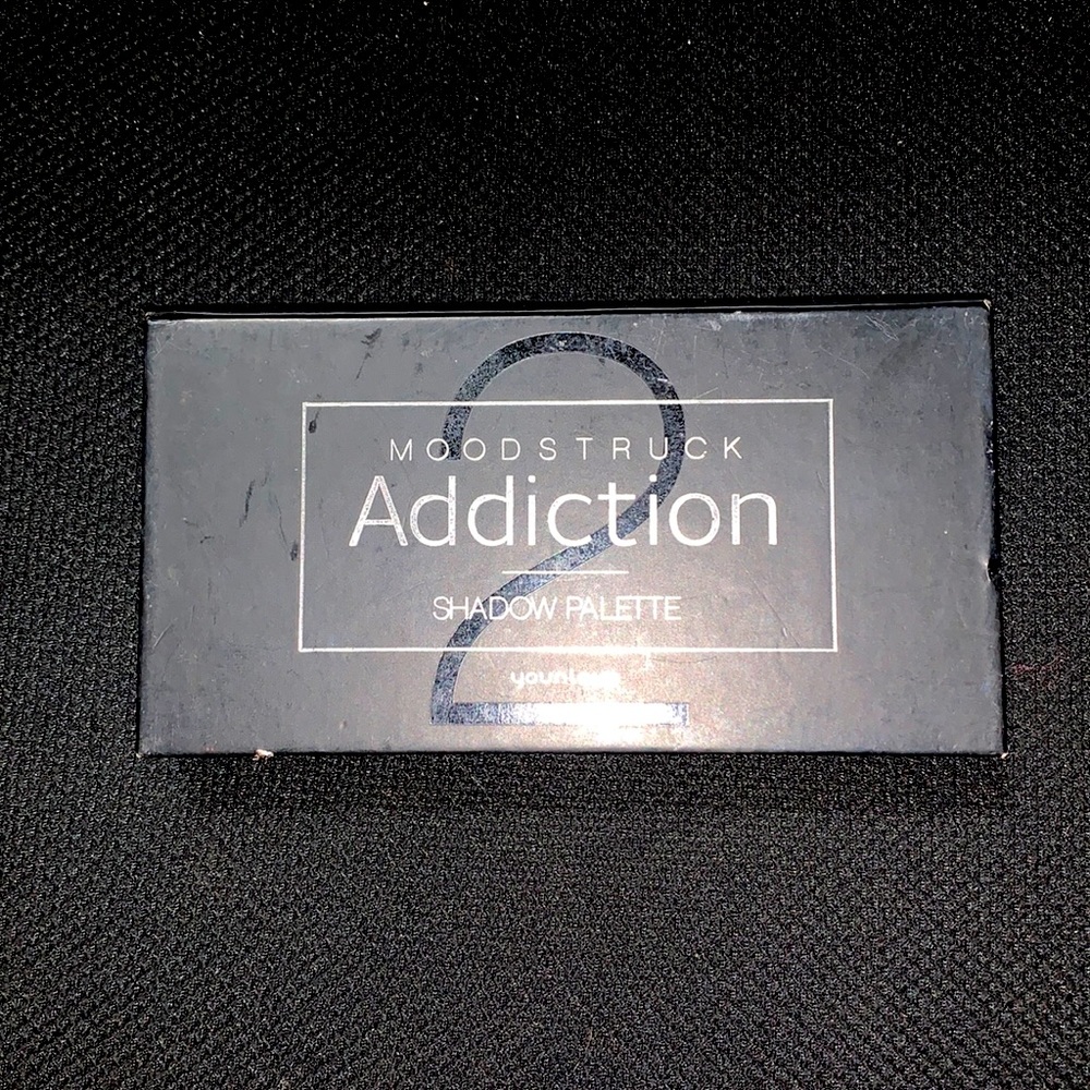 Eye shadow pallet case is a little beat up